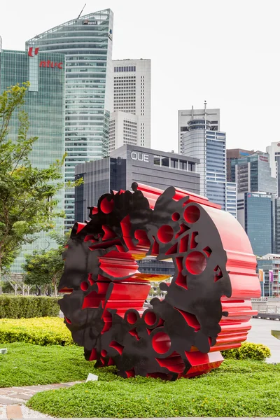Blick auf Wolkenkratzer und moderne Kunst in Singapore — Stockfoto