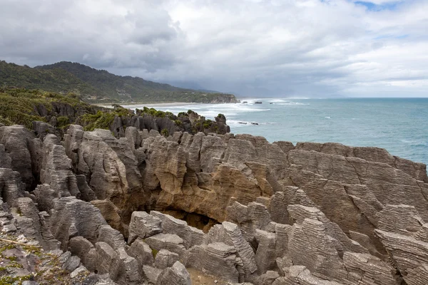 Palačinka skály poblíž punakaiki — Stock fotografie