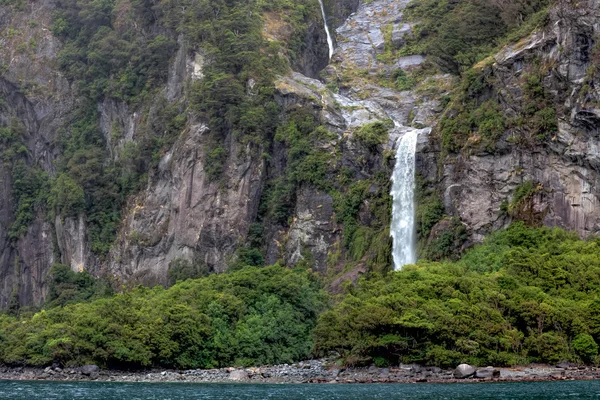 Wodospad w milford sound — Zdjęcie stockowe