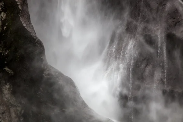 Wodospad w milford sound — Zdjęcie stockowe