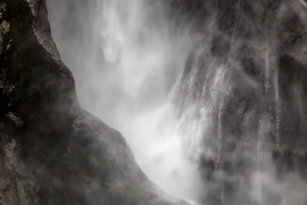 Cachoeira em Milford Sound — Fotografia de Stock