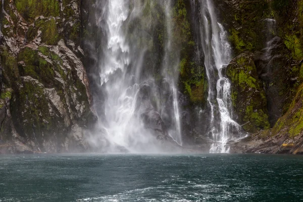 Wasserfall am Milford Sound — Stockfoto