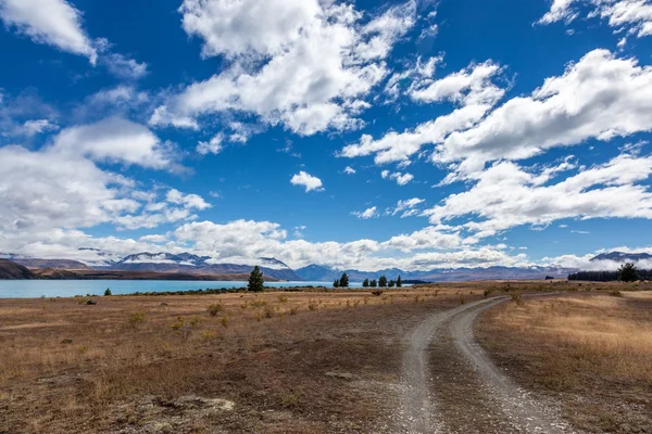 Pista che costeggia il lago Tekapo — Foto Stock