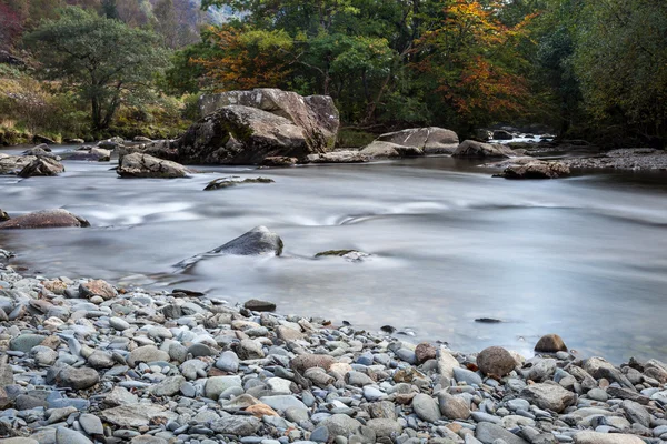 Vista ao longo do rio Glaslyn no outono — Fotografia de Stock