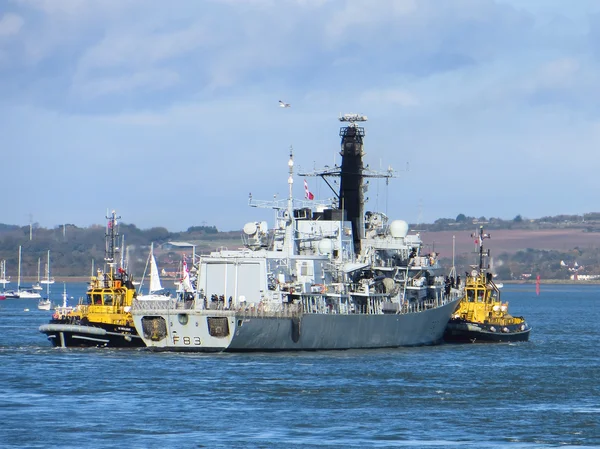 HMS Albion being towed into Portsmouth harbour — Stock Photo, Image