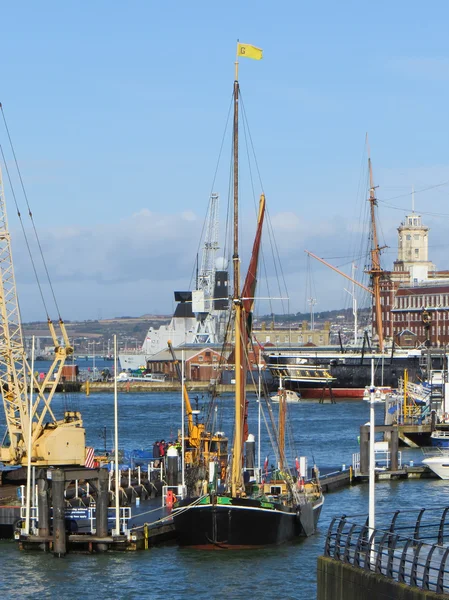 Thames Barcaza en Portsmouth — Foto de Stock