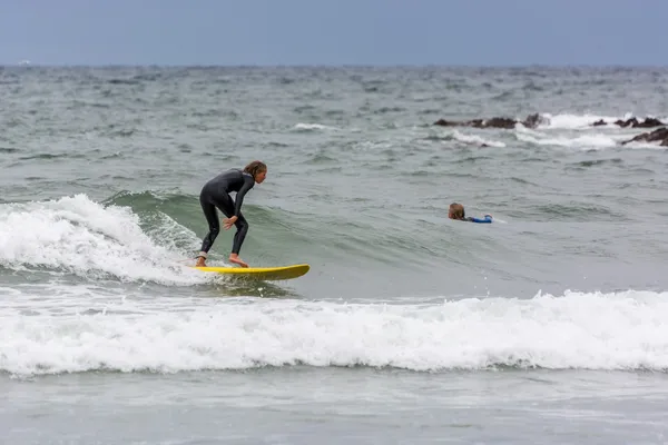 Surfen op bude in cornwall — Stockfoto