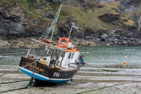 Rybářské lodi v přístavu isaac cornwall — Stock fotografie