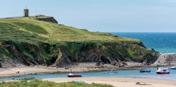 Pláž a přístav v bude v Cornwallu — Stock fotografie