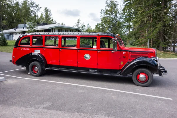 Czerwony autobus w lodowiec park narodowy montana — Zdjęcie stockowe