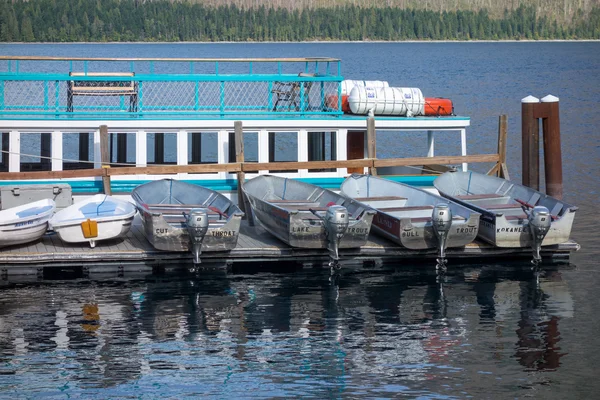 Båtar på en brygga i lake mcdonald nära apgar — Stockfoto