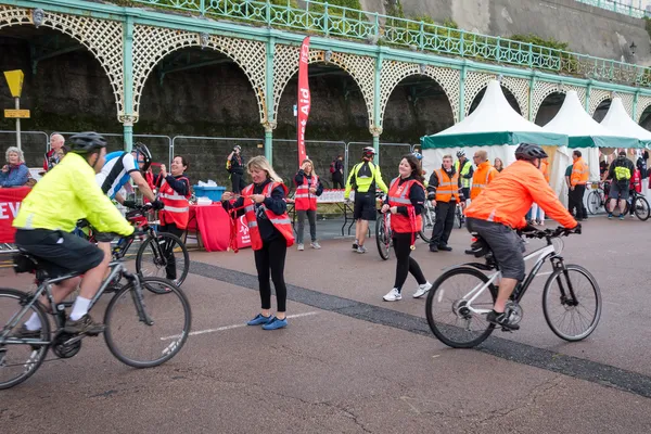 Londen naar brigton fietstocht naar geld inzamelen voor de Britse horen — Stockfoto