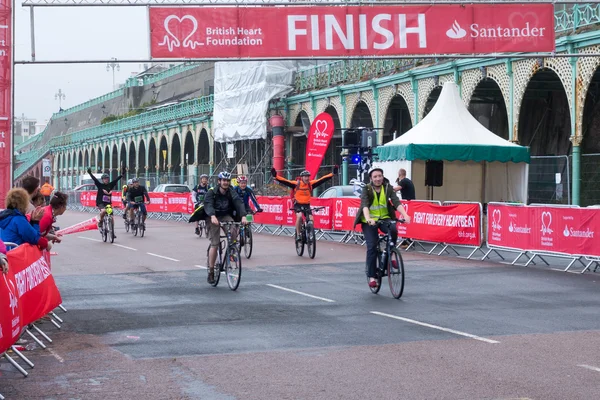 Londen naar brigton fietstocht naar geld inzamelen voor de Britse horen — Stockfoto