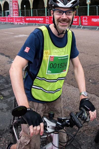 Promenade à vélo de Londres à Brigton pour amasser des fonds pour les Britanniques — Photo