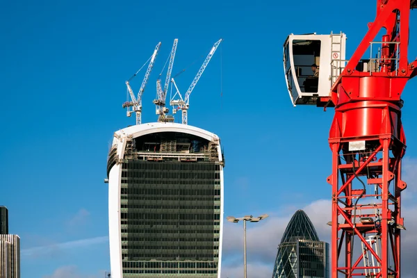 Guindaste vermelho operando em Londres — Fotografia de Stock