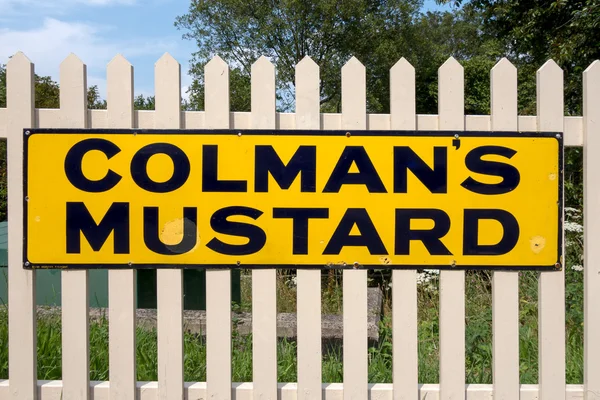 科尔曼斯芥末标志在谢菲尔德公园站 — 图库照片