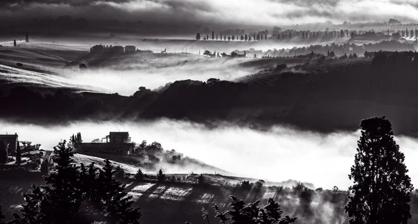 Mgła przepływająca przez Val d 'Orcia — Zdjęcie stockowe