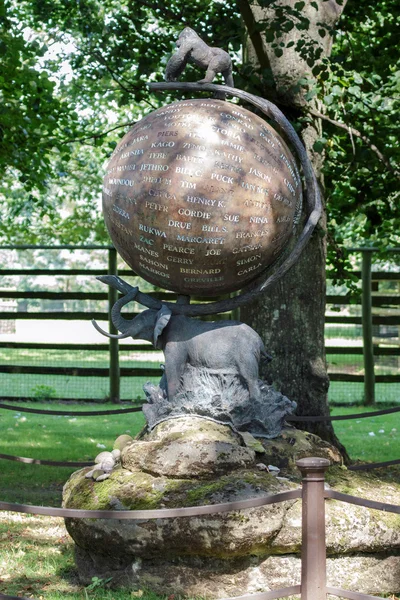 Memorial to John Aspinall founder of Howletts and Port Lympne wi — Stock Photo, Image