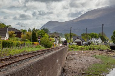 CORPACH, SCOTLAND, İngiltere - 19 Mayıs 2011: The Jakobite in the station at Corpach, Scotland. Tanımlanamayan kişiler