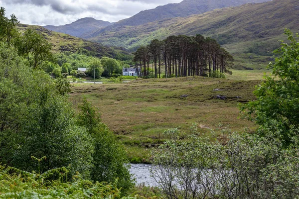 Lochaber Scotland Maj Vit Stuga Nära Ailort Lochaber Skottland Den — Stockfoto