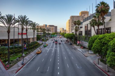 LOS ANGELES, CALIFORNIA, ABD - 28 Temmuz 2011 'de Los Angeles' ta trafik. Kimliği belirsiz iki kişi..