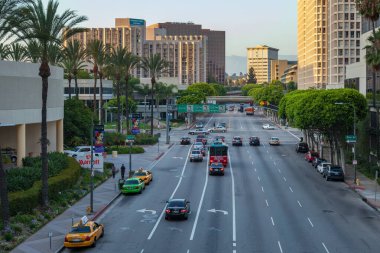 LOS ANGELES, CALIFORNIA, ABD - 28 Temmuz 2011 'de Los Angeles' ta trafik. Kimliği belirsiz üç kişi..
