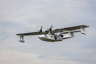 Catalina Uçan Tekne Shoreham havaalanı üzerinde uçuyor.