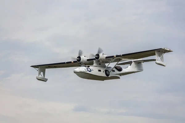 Catalina Flying Boat Terbang Atas Lapangan Terbang Shoreham — Stok Foto