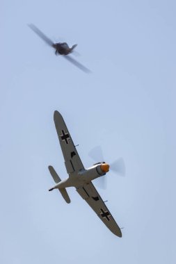 Willy Messerschmits Me109 Bf-109 Hawker Kasırgası MKIIB tarafından takip ediliyor.