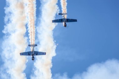 İki Yakovlev Yak-52 / 50 uçağı duman çıkarıyor