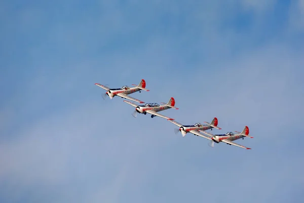 Quatro Aviões Yakovlev Yak Formação Apertada — Fotografia de Stock