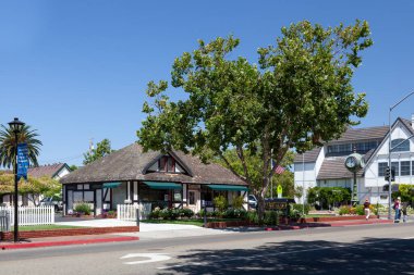 SOLVANG, CALIFORNIA, ABD - 9 Ağustos 2011 'de Solvang, Kaliforniya, ABD' de emlak dükkanı. Kimliği belirsiz dört kişi.