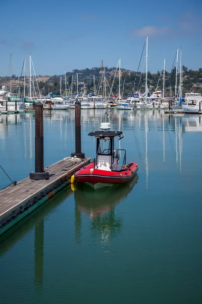 Sausalito California Usa August Rode Boot Jachthaven Van Sausalito Californië — Stockfoto
