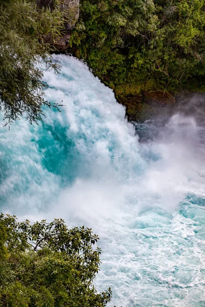 新西兰的Huka Falls是汹涌的洪流 — 图库照片