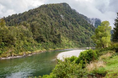 Yeni Zelanda 'daki Buller Nehri Vadisi manzarası