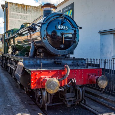 PAIGNTON DEVON, İngiltere - 28 Temmuz 2012 tarihinde Paignton Devon 'da 28 Temmuz 4277 BR Buharlı Lokomotif GWR 4200 Sınıf 2-8-0 Tank Motoru