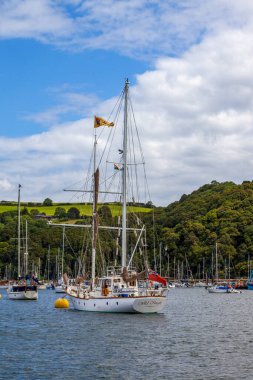 DARTMOUTH, DEVON, İngiltere - 28 Temmuz 2012 'de Dartmouth, Dart Nehri üzerindeki yatların görüntüsü