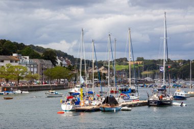 DARTMOUTH, DEVON, UK - 29 Temmuz 2012 'de Dartmouth, Devon' daki River Dart 'taki yatların görüntüsü. Tanımlanamayan kişiler
