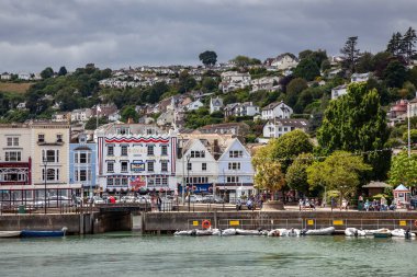 DARTMOUTH, DEVON, UK - 29 Temmuz 2012 'de Dartmouth, Devon' daki Royal Castle Hotel 'e doğru River Dart' ın karşısına bakın. Tanımlanamayan kişiler