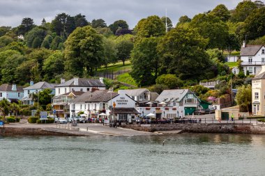 DARTMOUTH, DEVON, UK - 29 Temmuz 2012 'de Dartmouth, Devon' daki Yüzen Köprü barına doğru River Dart 'ın karşısına bakın. Tanımlanamayan kişiler