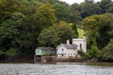 TOTNES, DEVON, UK - 29 Temmuz 2012 'de Totnes yakınlarındaki River Dart' ta çekici bir mülk. Kimliği belirsiz iki kişi..