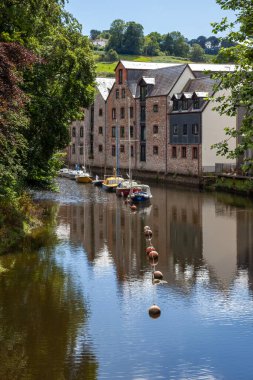 TOTNES, DEVON, İngiltere - 29 Temmuz 2012 'de Totnes yakınlarındaki River Dart' a demirlemiş tekneler