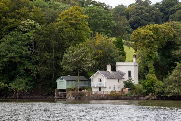 TOTNES, DEVON, UK - 29 Temmuz 2012 'de Totnes yakınlarındaki River Dart' ta çekici bir mülk. Kimliği belirsiz iki kişi..