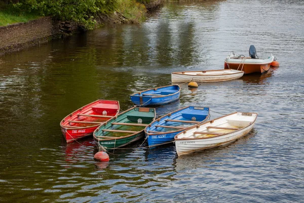 Totnes Devon Storbritannien Juli Vattenfyllda Roddbåtar Förtöjda Vid Floden Dart — Stockfoto