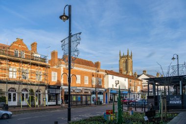 EAST GRINSTEAD, Batı SUSSEX, İngiltere - 9 Aralık 2021 'de Doğu Grinstead, Batı Sussex' teki ana caddenin görüntüsü. Kimliği belirsiz dört kişi.