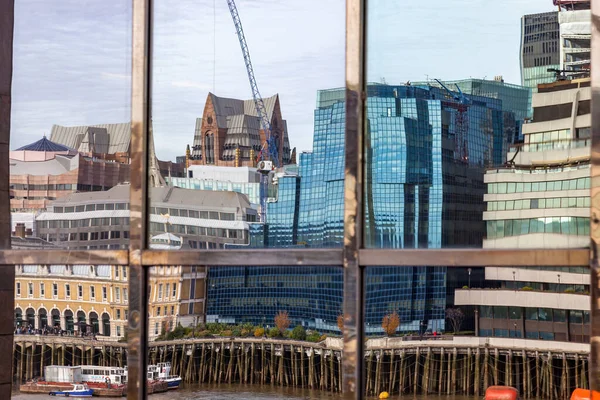 Londres Reino Unido Noviembre Horizonte Londres Refleja Una Ventana Londres —  Fotos de Stock