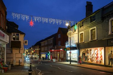 Doğu GrinstEad, Batı SUSSEX, İngiltere - 16 Aralık 2021 'de Doğu Grinstead, Batı Sussex' te Noel süslemeleri ve ışıkları. Tanımlanamayan kişiler