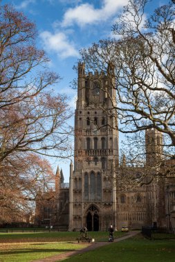 ELY, CAMBRIDGESHIRE, İngiltere - 22 Kasım 2012 'de Ely Katedrali' nin dış görüntüsü. Kimliği belirsiz iki kişi.