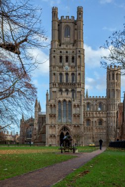 ELY, CAMBRIDGESHIRE, İngiltere - 22 Kasım 2012 'de Ely Katedrali' nin dış görüntüsü. Kimliği belirsiz beş kişi.