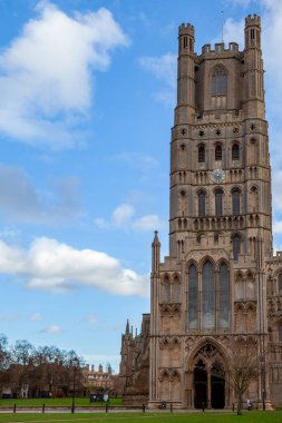 ELY, CAMBRIDGESHIRE, İngiltere - 22 Kasım 2012 'de Ely Katedrali' nin dış görüntüsü. Kimliği belirsiz beş kişi.